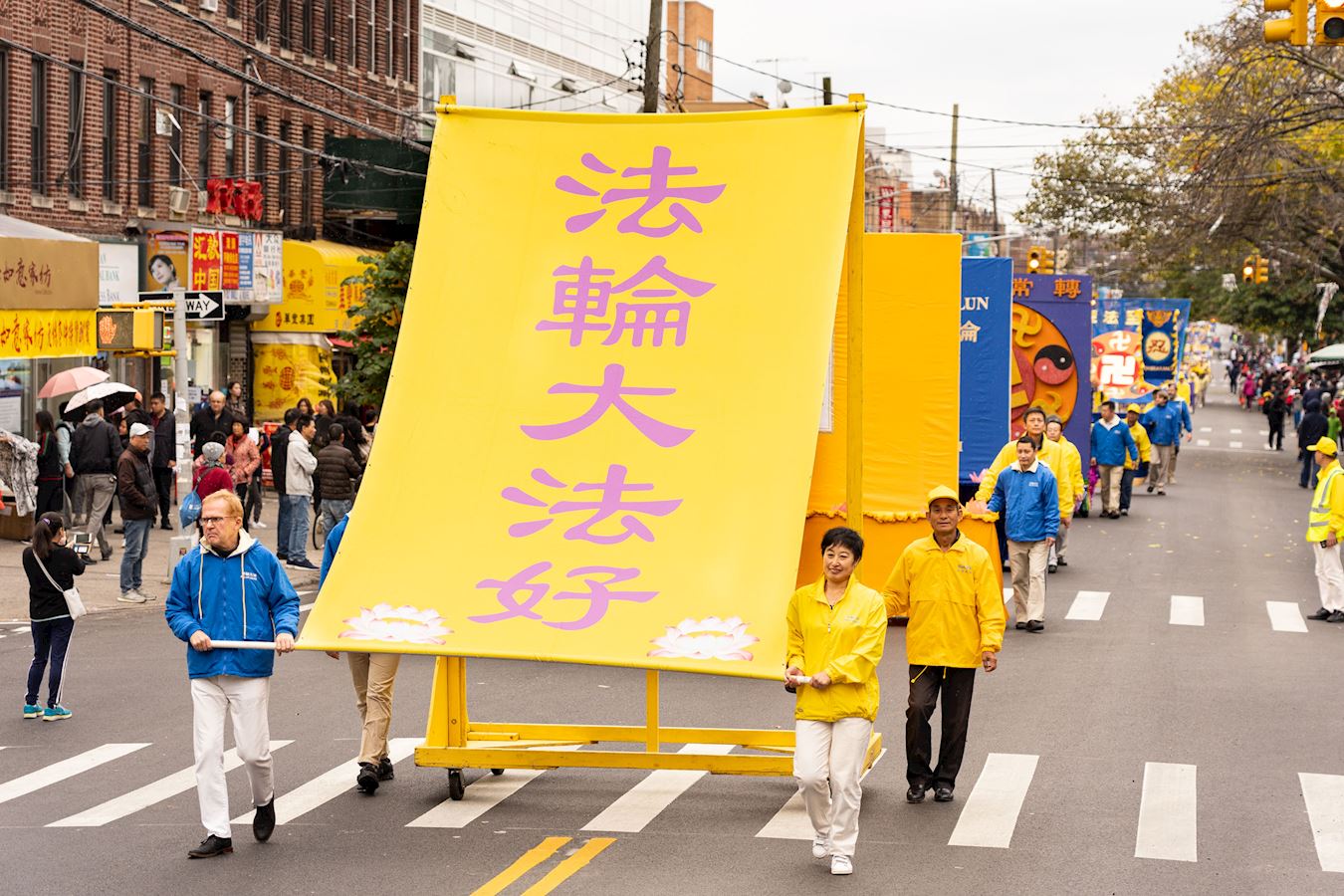 Image for article New York : Le défilé du Falun Dafa fait la promotion de la tradition et de la liberté contre la répression communiste