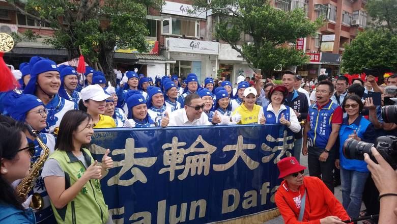 Image for article Taipei, Taïwan : Les tambours du Tian Guo Marching Band apportent une énergie positive au défilé du festival Environmental Arts de Tamsui