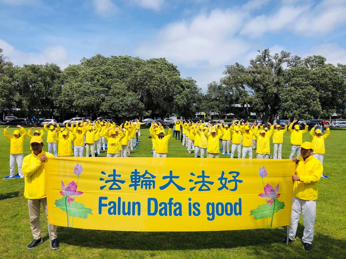 Image for article Nouvelle-Zélande :Présenter le Falun Dafa et sensibiliser les gens à Mission Bay Beach à Auckland