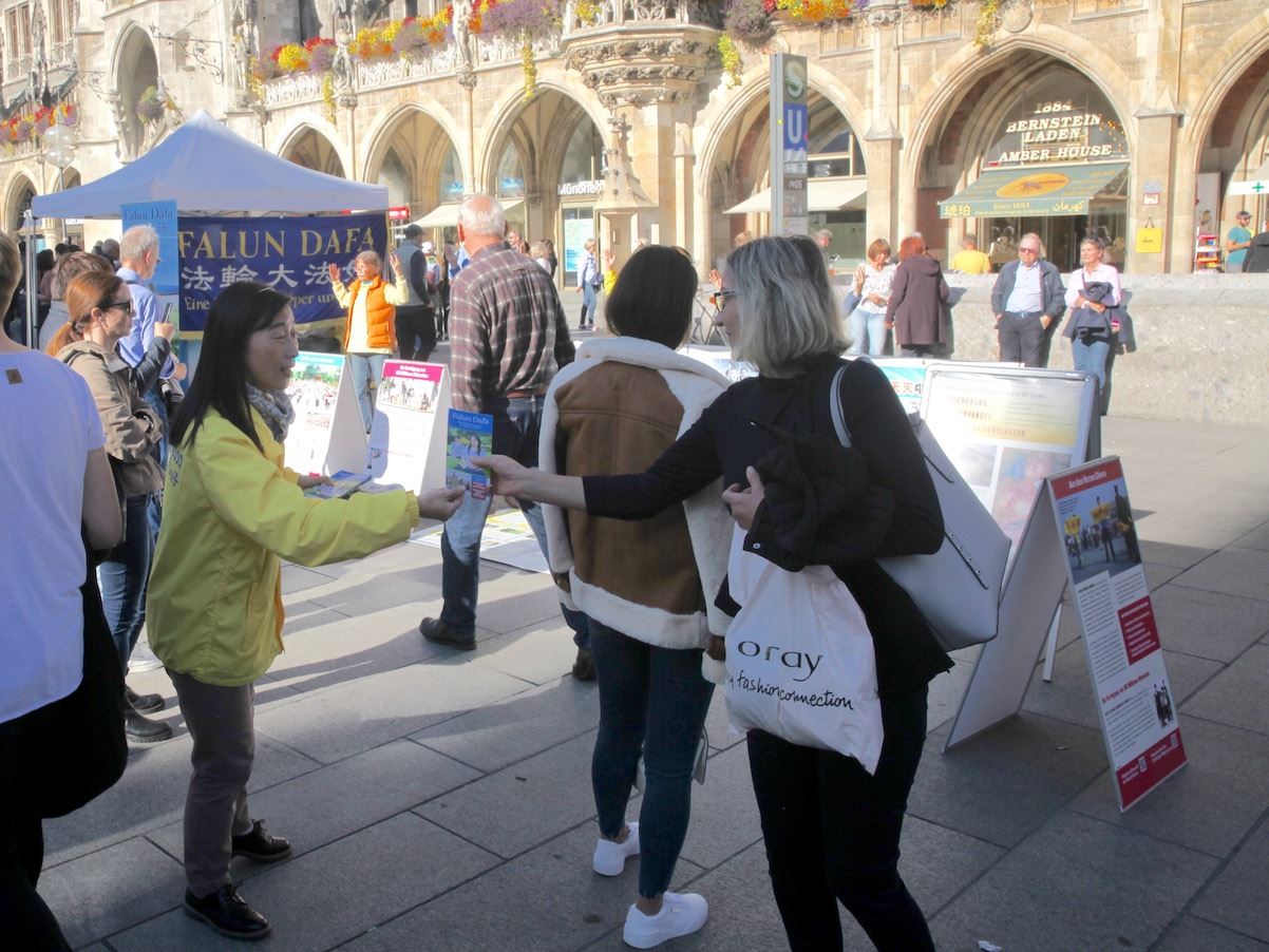 Image for article Une activité sur Marienplatz, à Munich, suscite un large soutien en faveur du Falun Gong