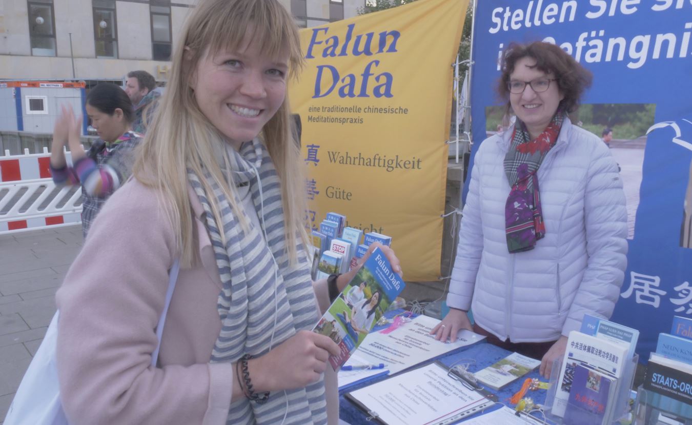 Image for article Hambourg, Allemagne : Sensibiliser et susciter du soutien pour le Falun Gong
