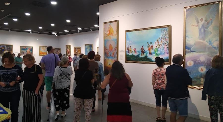 Image for article Espagne : Des visiteurs touchés par l'exposition internationale L’Art de Zhen Shan Ren