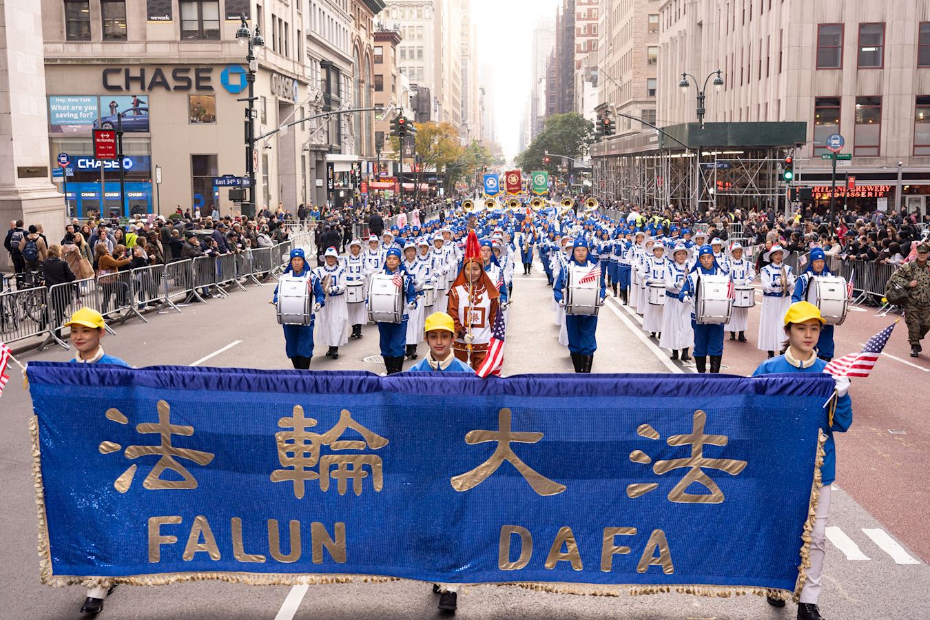 Image for article Défilé de la Journée des anciens combattants de New York : les spectateurs apprécient la culture traditionnelle chinoise