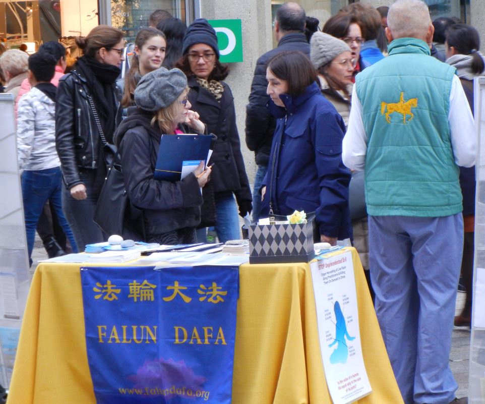 Image for article Présenter le Falun Gong et informer les gens à propos de la persécution, dans le centre-ville de Genève