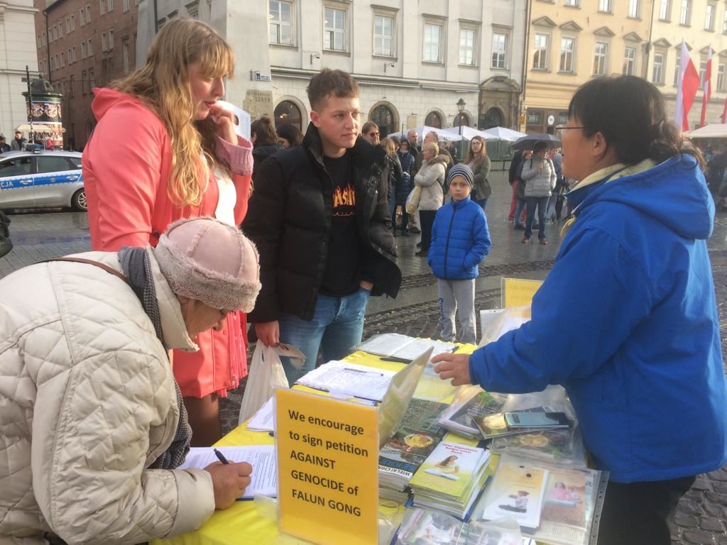 Image for article Pologne : Population locale et touristes manifestent leur soutien au Falun Gong
