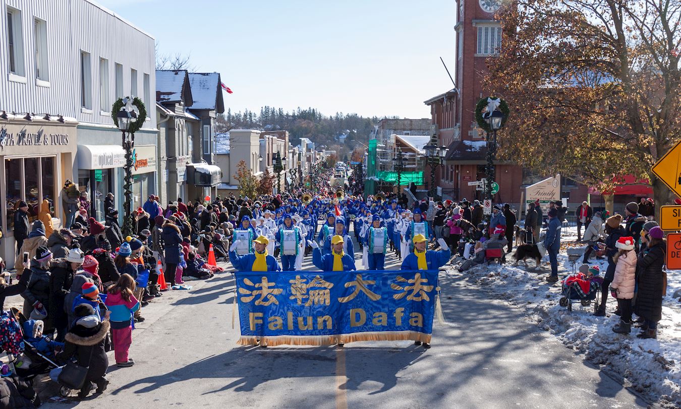 Image for article Toronto, Canada : Les pratiquants de Falun Dafa participent à quatre défilés de Noël en deux jours