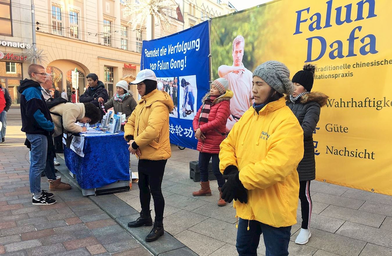 Image for article Schwerin, Allemagne : Les gens soutiennent le Falun Gong