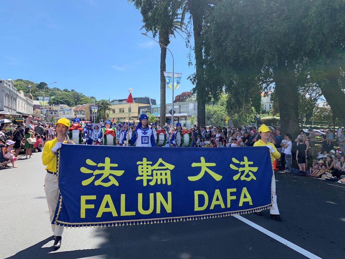 Image for article Nouvelle-Zélande : Les pratiquants de Falun Gong participent à cinq défilés de Noël