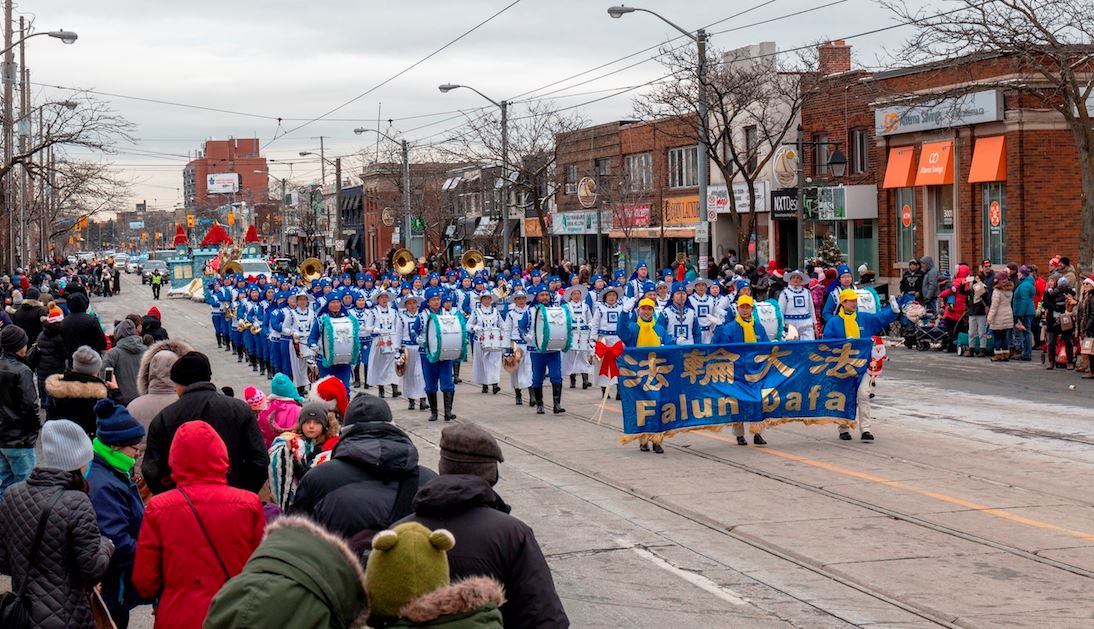 Image for article Canada : Le Tian Guo Marching Band suscite de l'enthousiasme lors de deux défilés de Noël