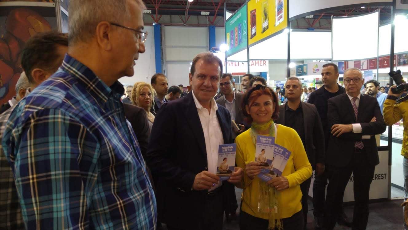 Image for article Mersin, Turquie : Le Falun Dafa attire l'attention au Salon du livre du CNR