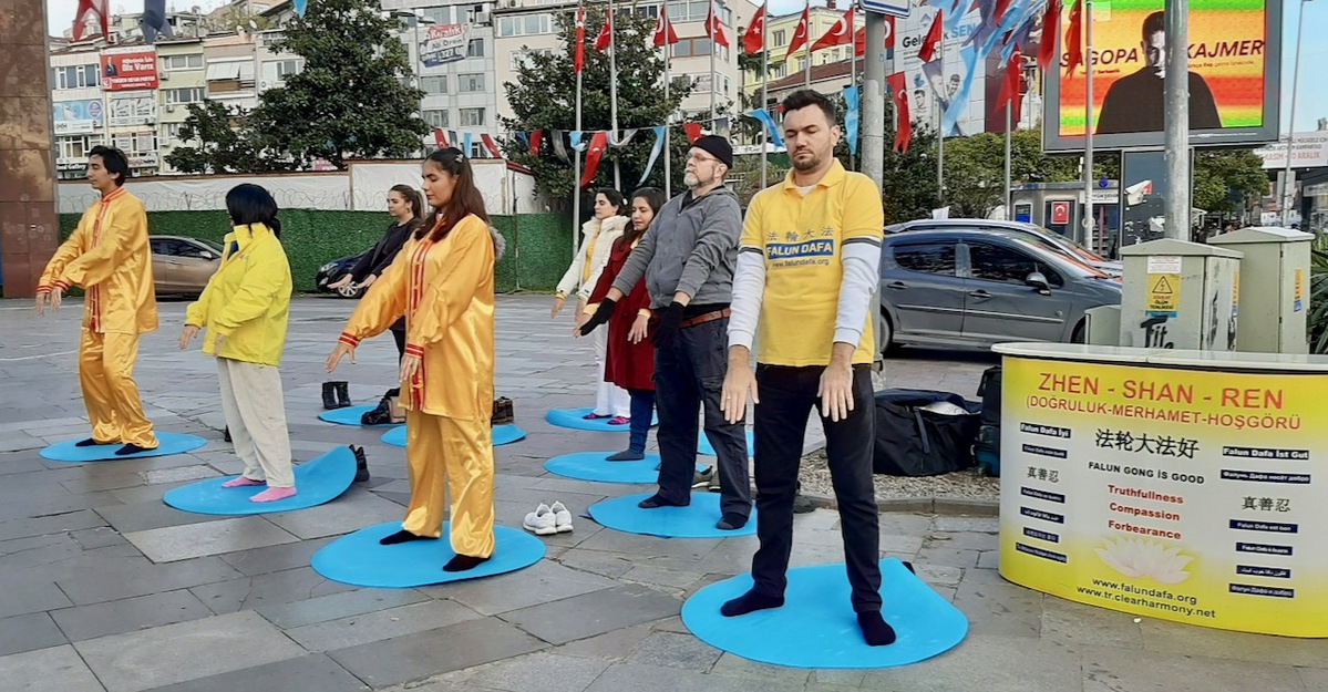 Image for article Turquie : Les pratiquants d'Istanbul éveillent les consciences sur la persécution pendant la semaine des droits de l'homme