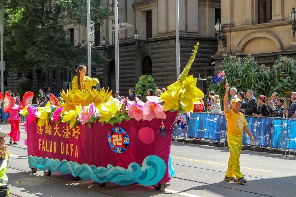 Image for article Melbourne : Le Falun Dafa ajoute de la beauté au défilé du Jour de l'Australie