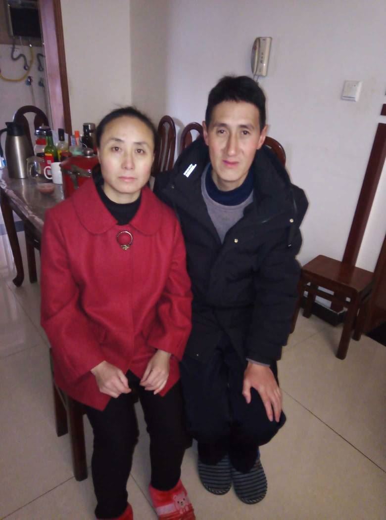 Image for article Un fils de 17 ans voit ses parents pour la première fois en quatorze ans, après leur libération de prison pour avoir maintenu leur croyance