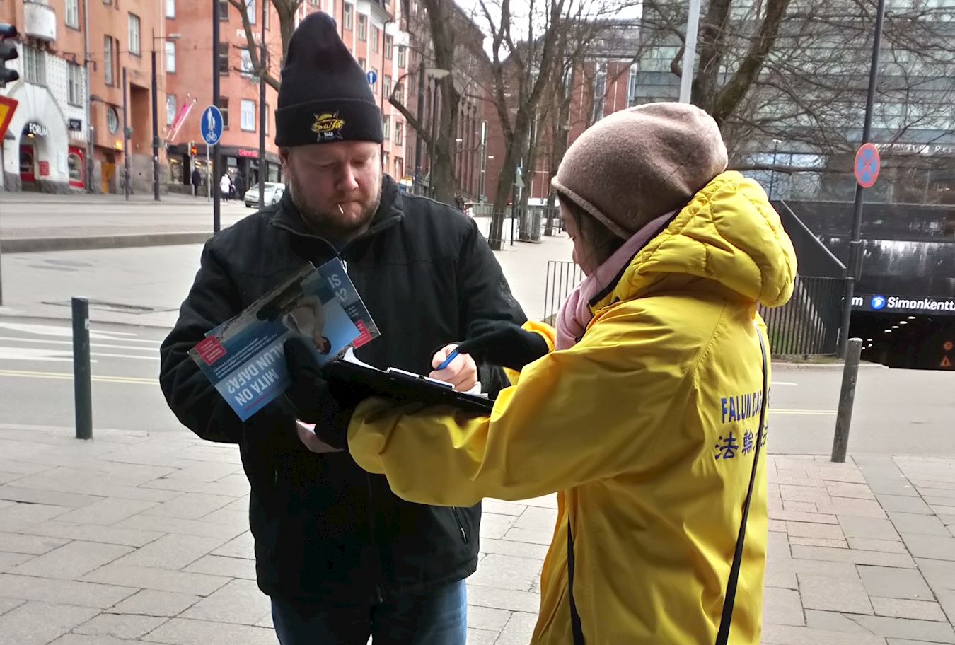 Image for article Finlande : Les pratiquants sensibilisent les gens à la persécution du Falun Dafa pendant la pandémie de coronavirus