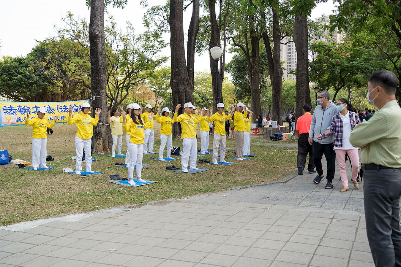 Image for article Taïwan : Des pratiquants de Falun Gong transmettent la beauté de la pratique dans la ville de Kaohsiung