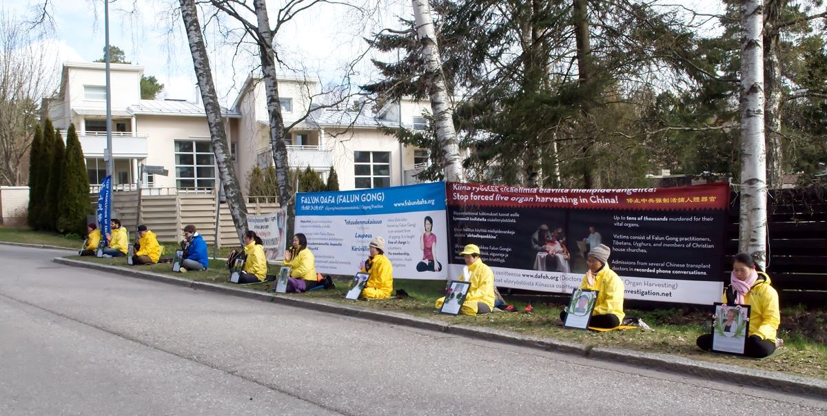 Image for article Finlande : Les pratiquants de Falun Dafa commémorent pacifiquement l’Appel du 25 avril devant l’ambassade de Chine
