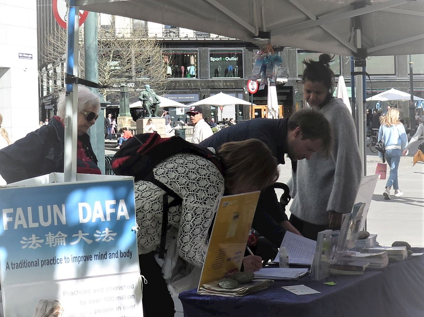 Image for article Les pratiquants de Falun Dafa de Norvège tiennent des activités commémorant l’Appel du 25 avril à Oslo
