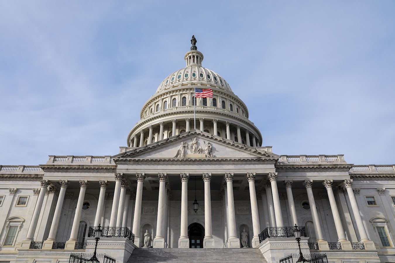 Image for article États-Unis : Des drapeaux flottent au-dessus du Capitole en l'honneur de Maître Li et de la Journée mondiale du Falun Dafa