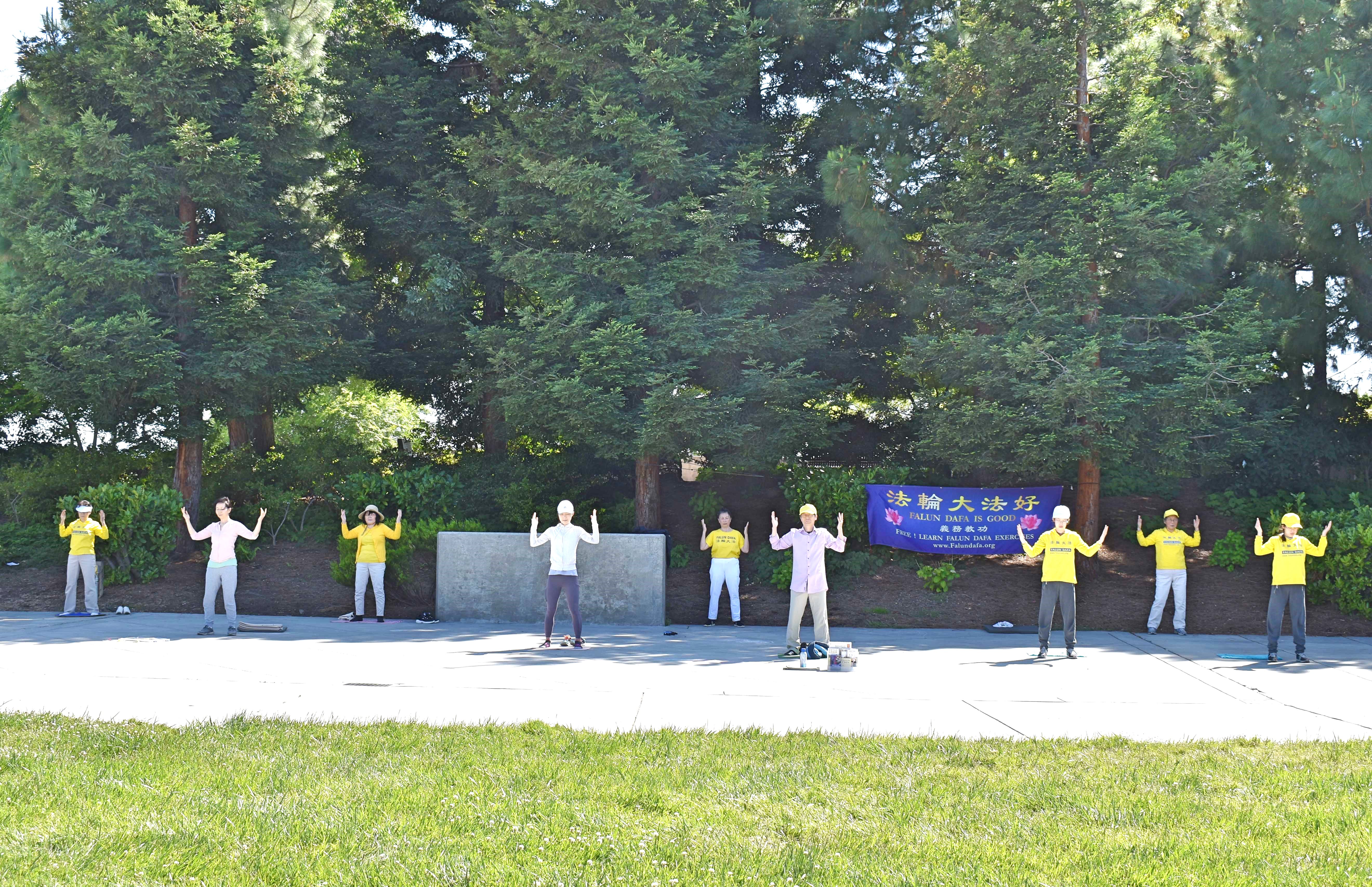Image for article Région de la baie de San Francisco : Les pratiquants font leurs exercices dehors pour célébrer la Journée mondiale du Falun Dafa