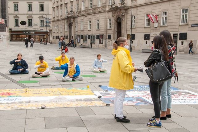 Image for article Autriche : Célébrer la Journée mondiale du Falun Dafa avec des pratiques collectives et des activités de sensibilisation à la persécution