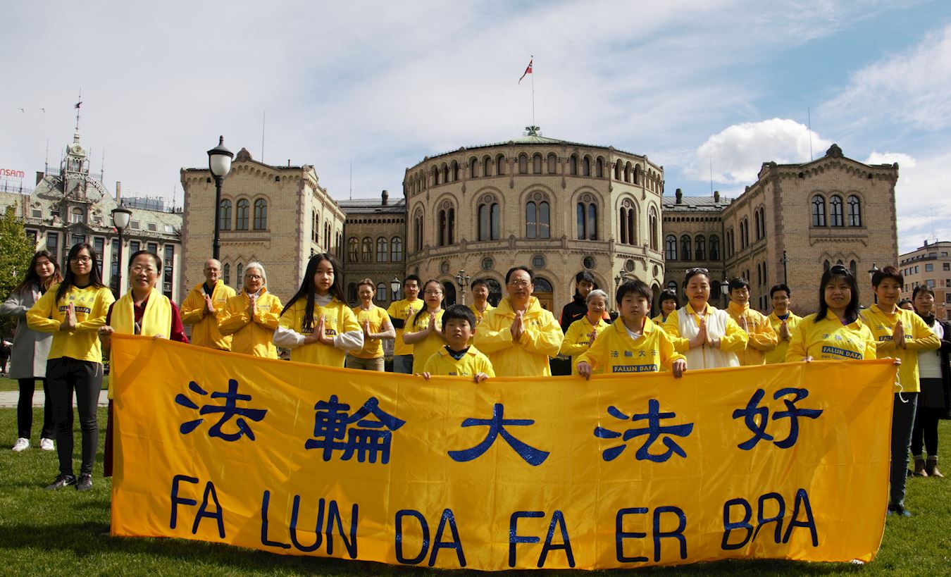 Image for article Norvège, Oslo : Les pratiquants de Falun Dafa célèbrent la Journée mondiale du Falun Dafa