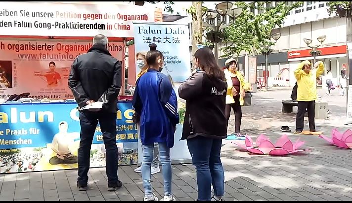 Image for article Duisbourg, Allemagne : Des pratiquants de Falun Dafa tiennent leur première activité publique après l'assouplissement des restrictions visant le coronavirus