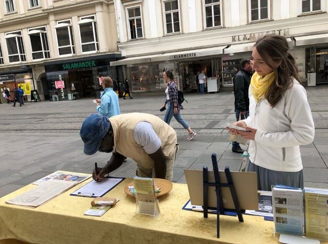 Image for article Une étudiante chinoise apprend la vérité sur la persécution lors d’une journée d'information du Falun Gong à Munich