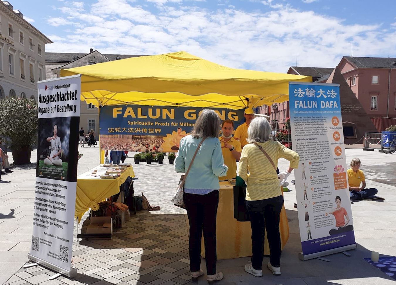 Image for article Les gens visitant le stand du Falun Dafa, en Allemagne, expriment leur espoir d’un retour aux valeurs traditionnelles