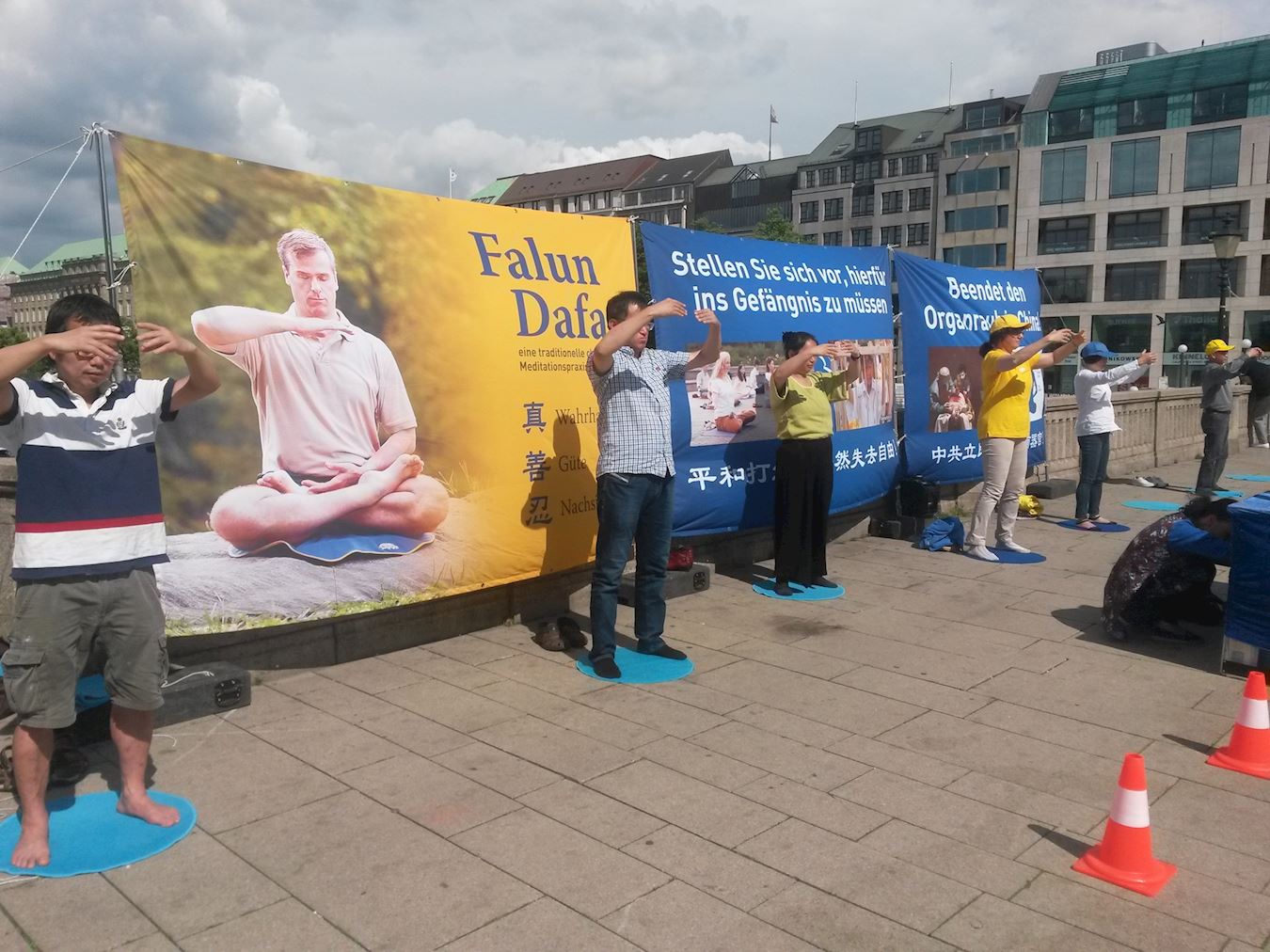 Image for article Hambourg, Allemagne : Les gens découvrent le Falun Gong