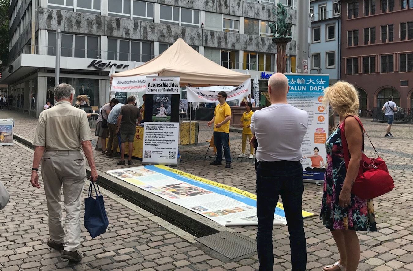 Image for article Fribourg, Allemagne : Soutien public aux efforts du Falun Dafa pour mettre fin à la persécution