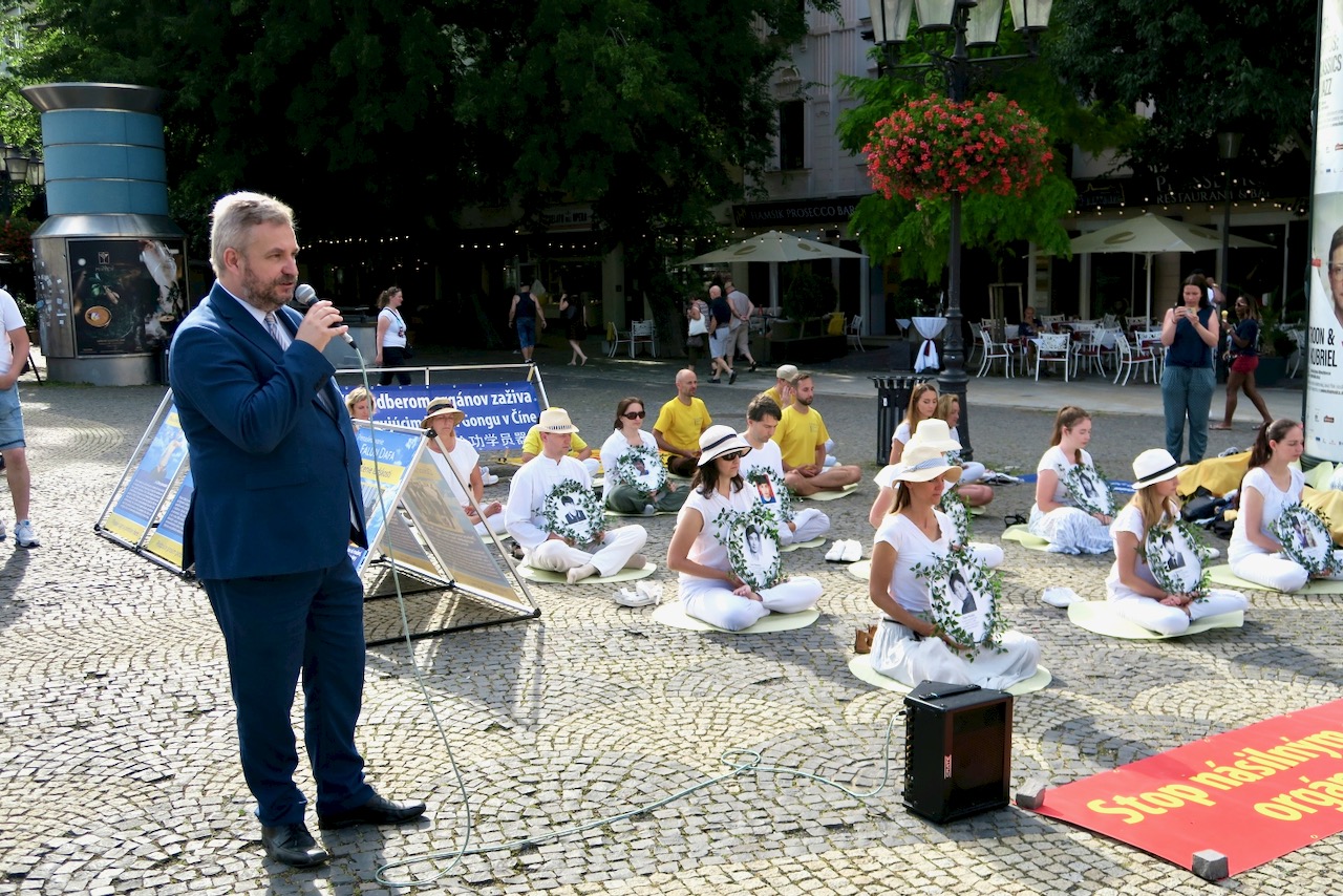 Image for article Slovaquie : Des personnalités publiques s'expriment lors d'une activité marquant les 21 ans de résistance pacifique du Falun Gong
