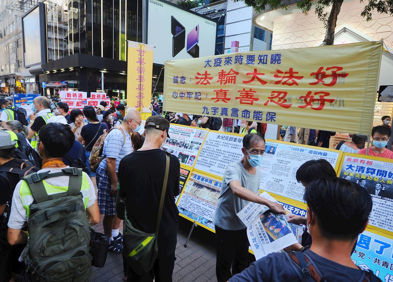 Image for article Hong Kong : Des conseillers saluent la persévérance du Falun Gong malgré la violence du régime du PCC