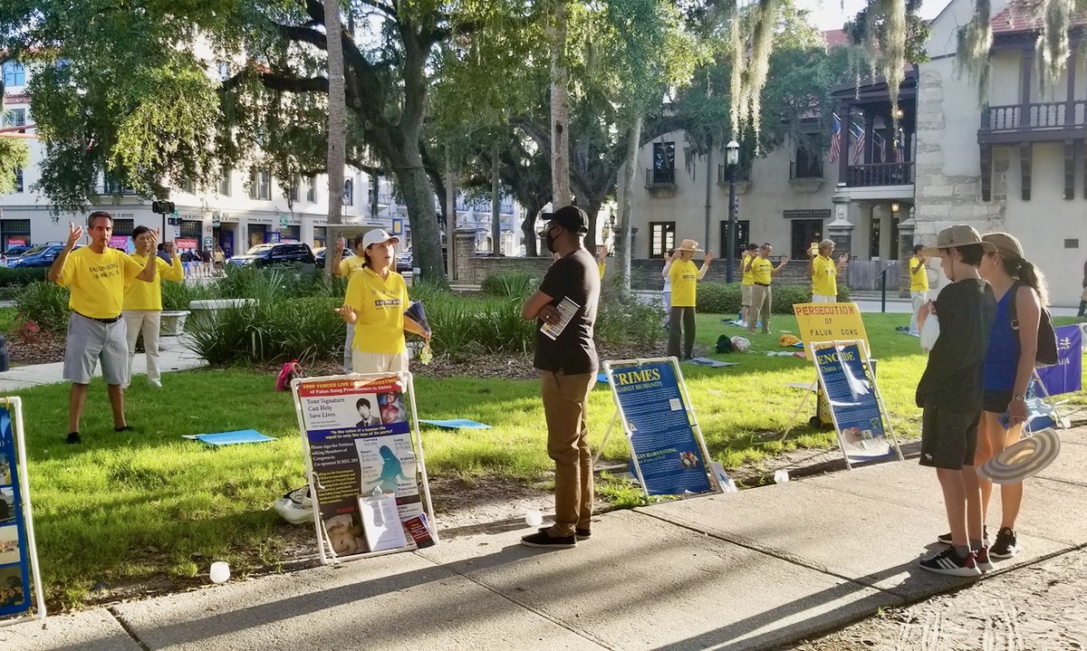 Image for article Floride : Une activité et une veillée aux chandelles à St. Augustine attirent l'attention sur les 21 ans de persécution du Falun Gong par le régime communiste