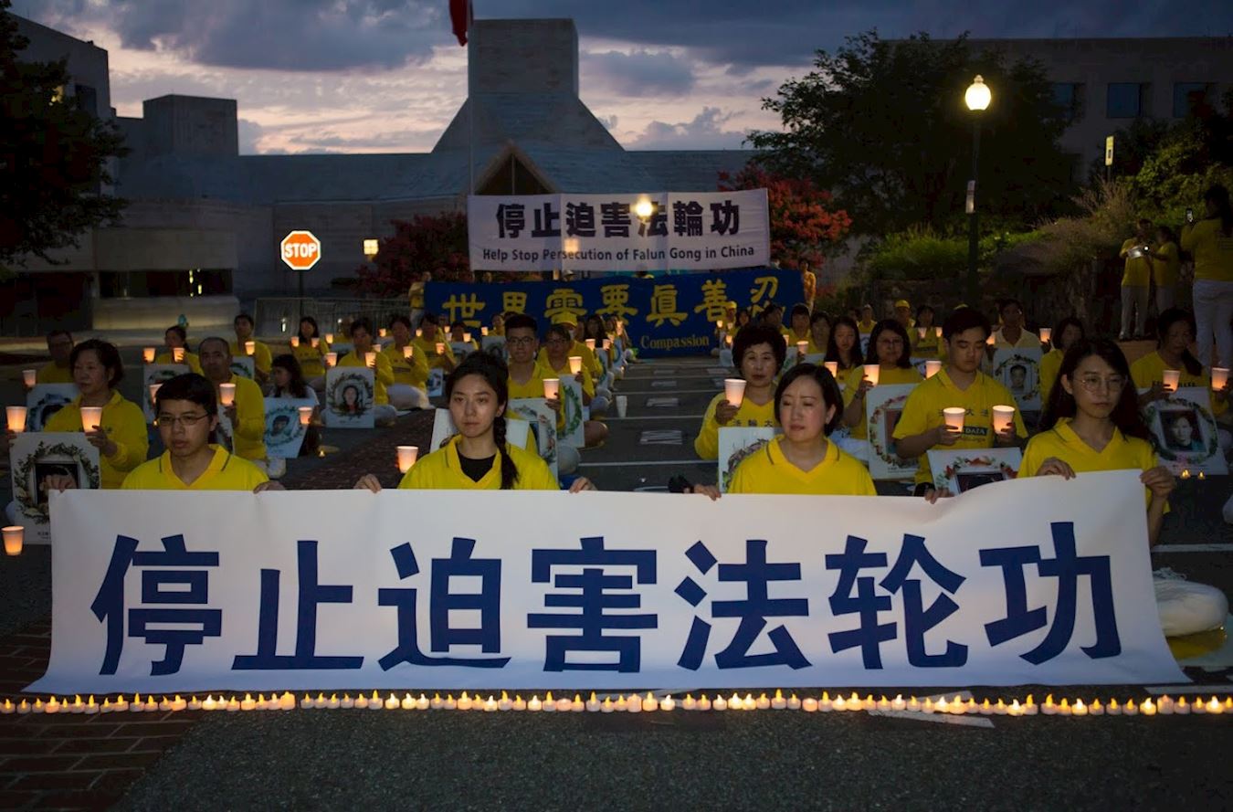 Image for article Washington DC : Les pratiquants de Falun Dafa organisent une veillée aux chandelles devant l'ambassade de Chine
