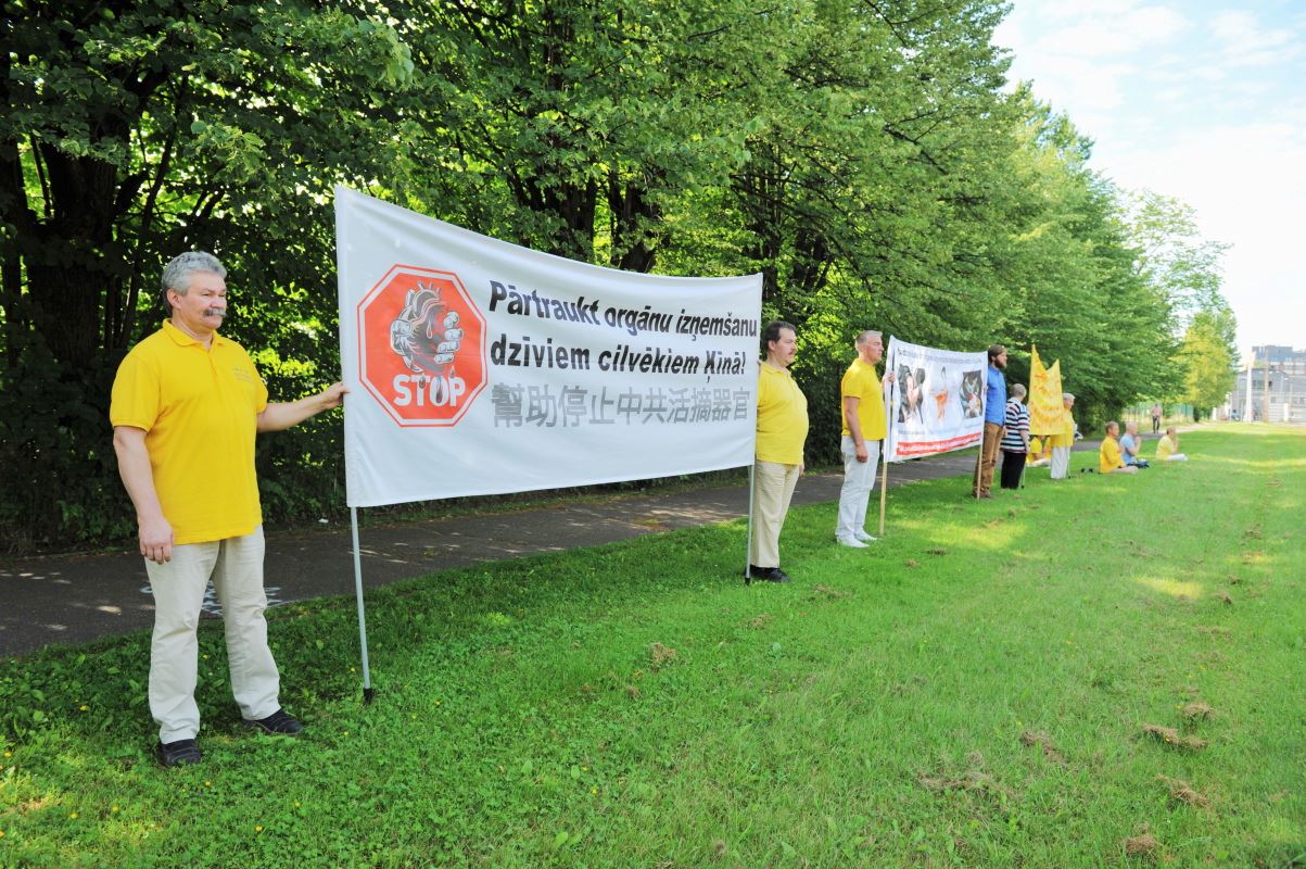 Image for article Lettonie : Des élus assistent à des activités en hommage aux pratiquants décédés et signent la pétition pour mettre fin à la persécution