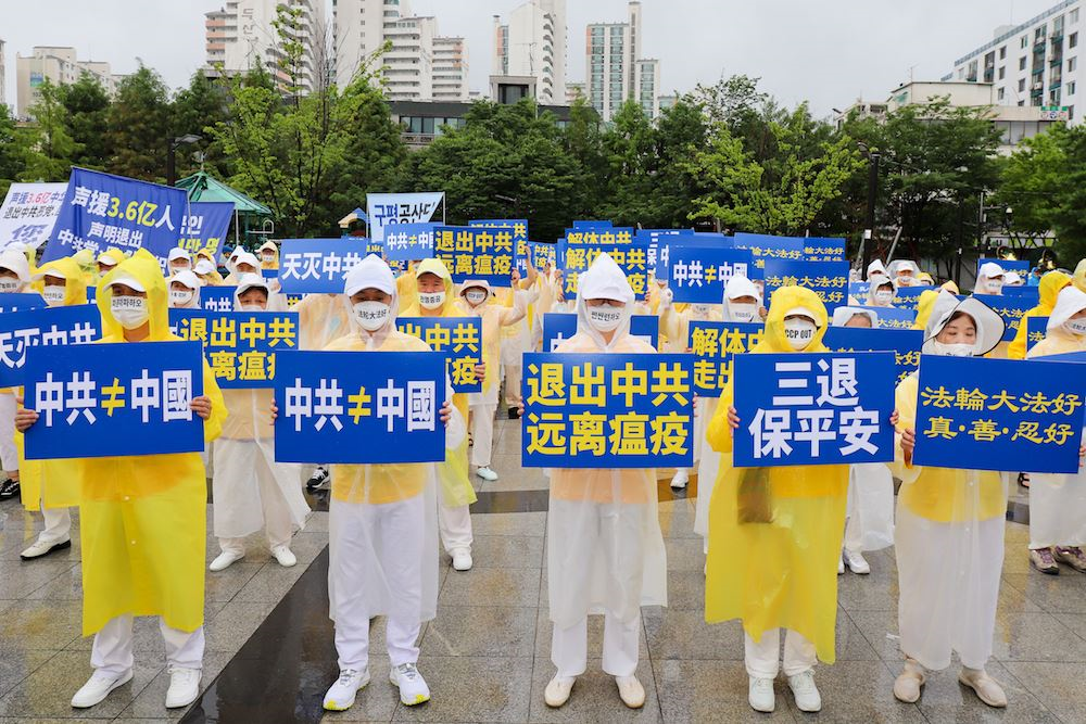 Image for article Corée du Sud : Un rare grand défilé lors de la pandémie touche le cœur des spectateurs
