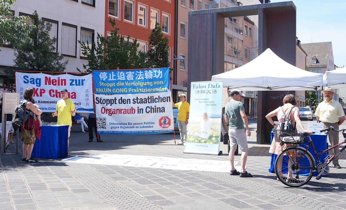 Image for article Allemagne : Les pratiquants de Falun Dafa tiennent des activités à Nuremberg