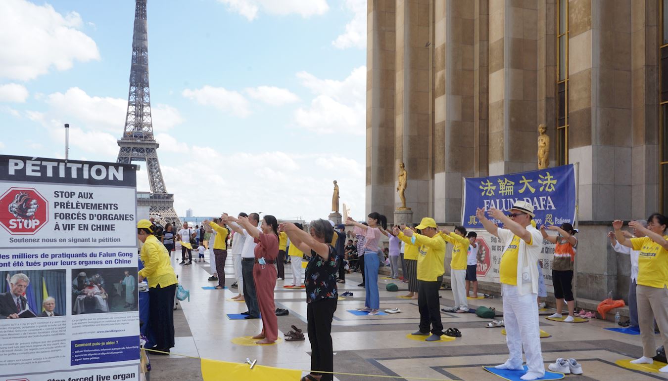 Image for article France : Soutien au Falun Gong à la tour Eiffel