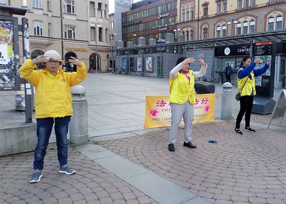 Image for article Finlande : Présenter le Falun Gong et sensibiliser les gens à la persécution