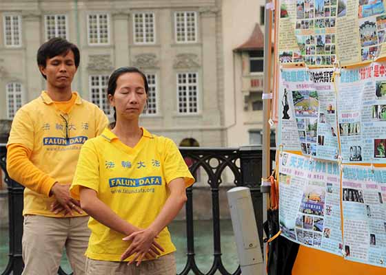 Image for article Zurich, Suisse : Les gens encouragent les efforts des pratiquants pour dénoncer la persécution du Falun Gong