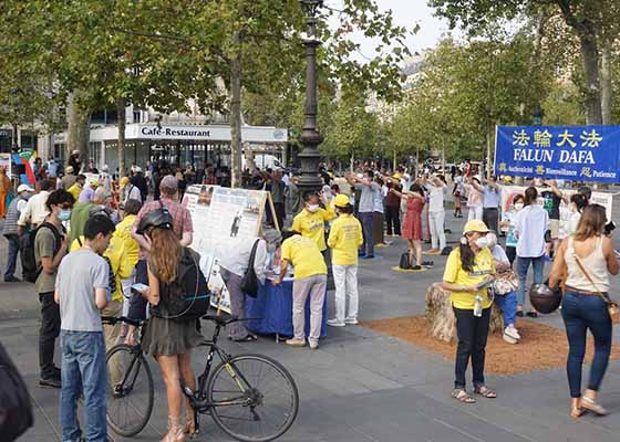 Image for article France : Habitants et touristes condamnent la persécution lors des activités dans tout Paris