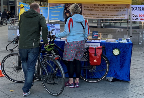 Image for article Hanovre, Allemagne : Les gens signent et condamnent la persécution du Falun Dafa
