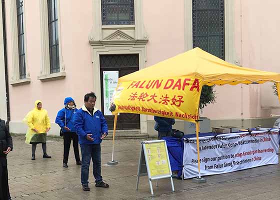 Image for article Des habitants de Ludwigsburg, en Allemagne, soutiennent le Falun Gong