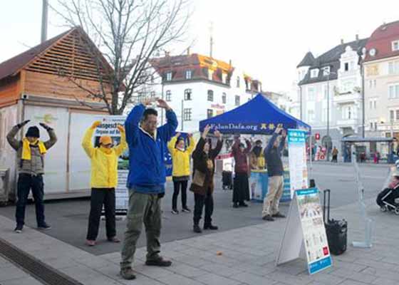 Image for article Munich, Allemagne : Les pratiquants organisent des activités hebdomadaires pour présenter le Falun Dafa et éveiller les consciences sur la persécution