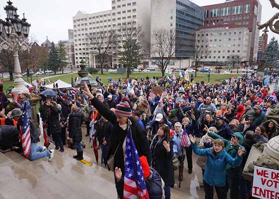 Image for article Michigan : Les gens se réunissent à Lansing pour prier, dénoncer la fraude électorale et sauvegarder les valeurs traditionnelles de l’Amérique