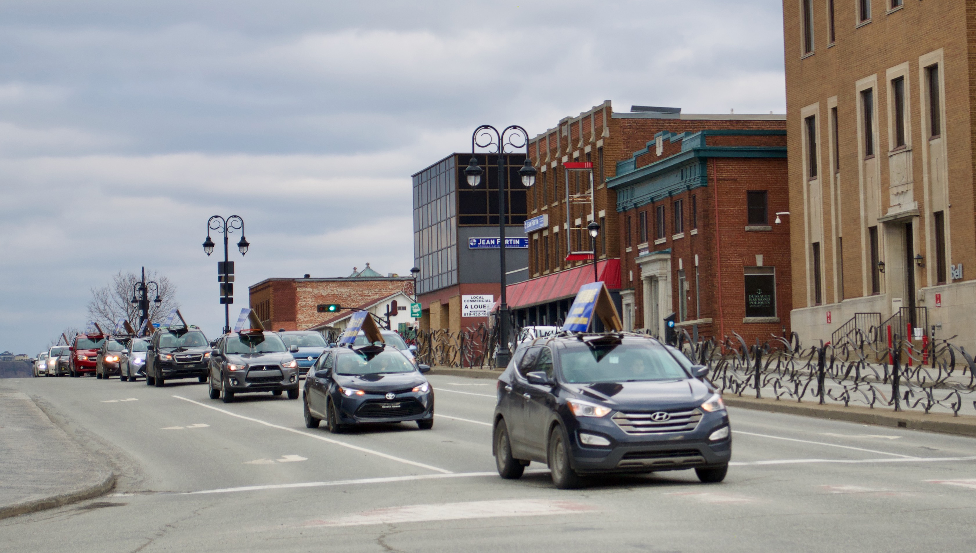 Image for article Les pratiquants de Sherbrooke, Canada, organisent un défilé de voitures afin de faire connaître le Falun Dafa et sensibiliser le public à la persécution du PCC