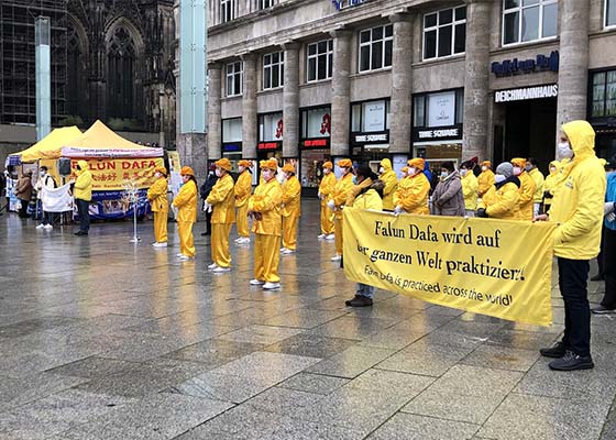 Image for article Les pratiquants de Falun Dafa encouragés par le public lors d'une journée d'information à Cologne