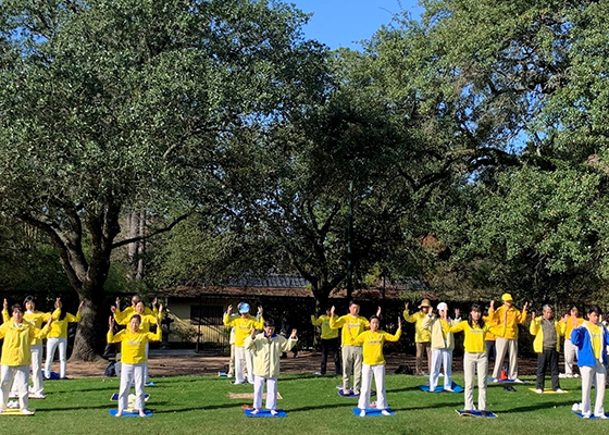 Image for article Houston, Texas : Les pratiquants expriment leur gratitude et leur reconnaissance au fondateur du Falun Dafa