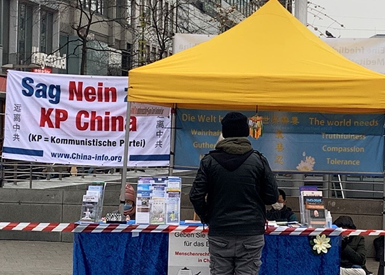 Image for article Hanovre, Allemagne : Les gens soutiennent le Falun Dafa lors de la journée d'information
