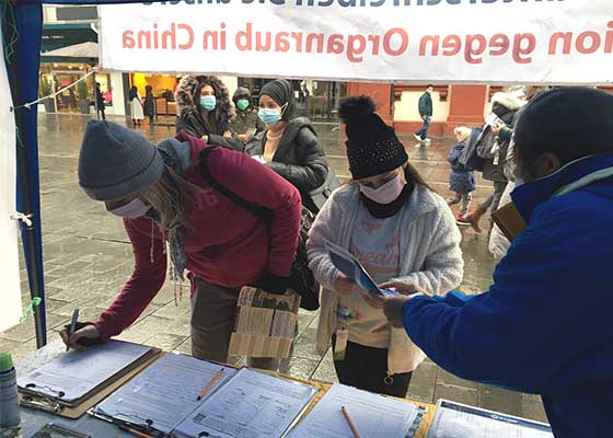 Image for article Mannheim, Allemagne : Les habitants signent une pétition pour mettre fin à la persécution du Falun Dafa par le PCC